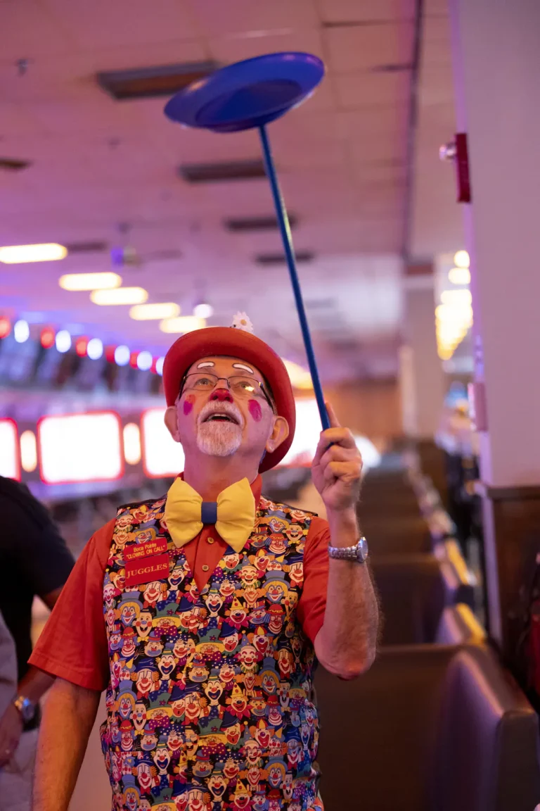 A clown juggling between the lanes
